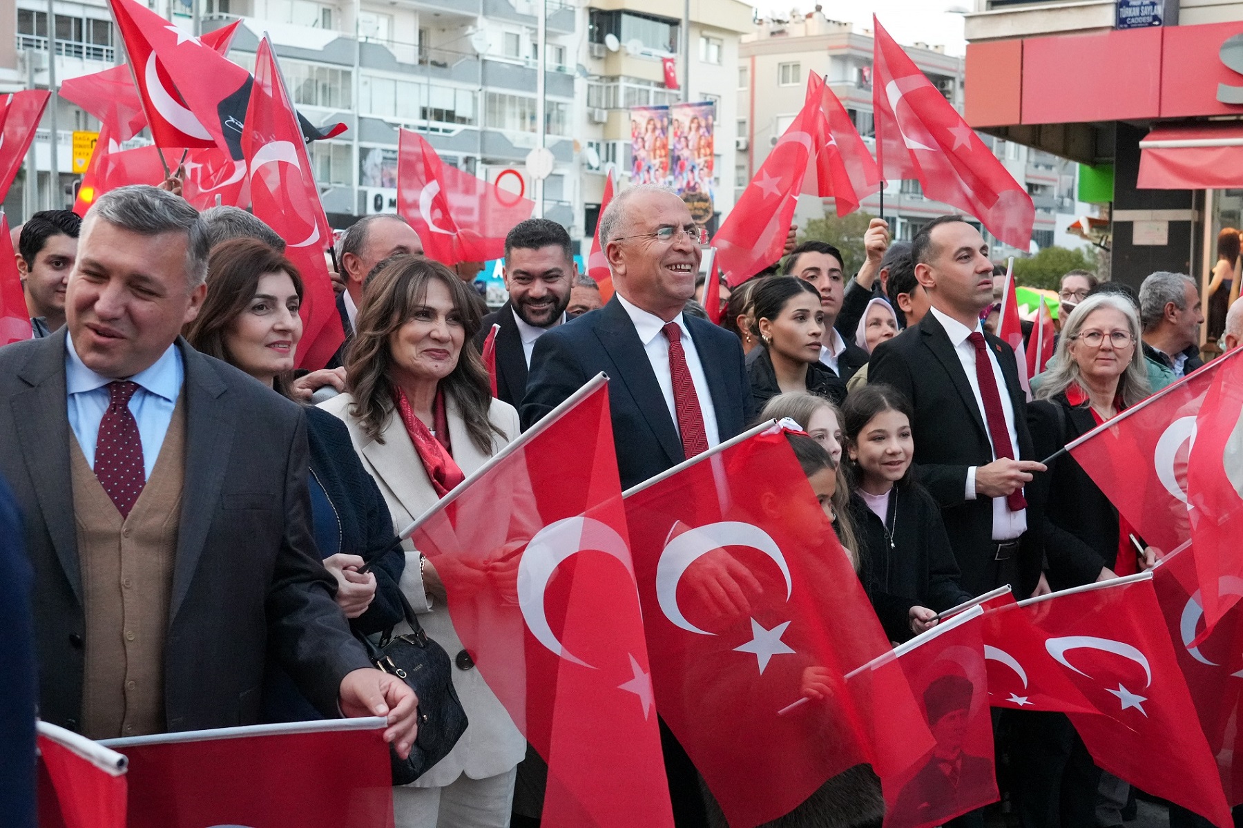 Gaziemir'de binlerce kişinin katıldığı 23 Nisan kortejiyle sokaklar kırmızı beyaza