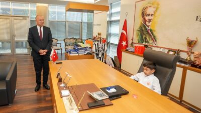 Gaziemir Belediye Başkanı Ünal Işık koltuğunu Ege Ersöz’e devretti. Minik