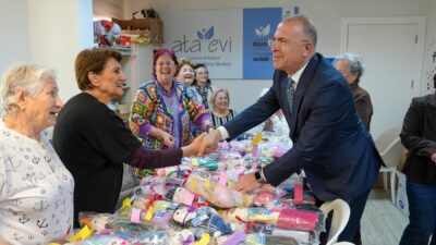 Gaziemir Belediyesi Ata Evi üyeleri, geri dönüşümle ürettikleri oyuncakları çocuklara