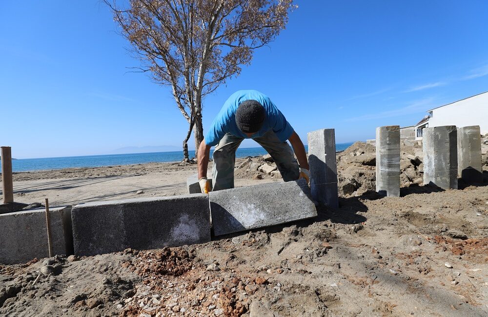 Menderes Belediyesi Gümüldür sahil yolunu dalga hasarına karşı güvenli alana