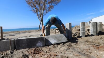 Menderes Belediyesi Gümüldür sahil yolunu dalga hasarına karşı güvenli alana