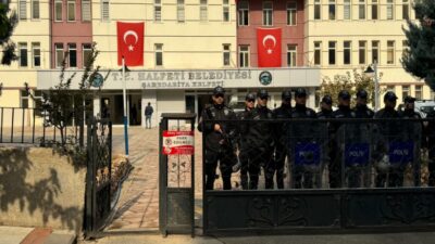 Halfeti Belediyesi'ne düzenlenen şafak operasyonunda eski başkan Şeref Albayrak dahil