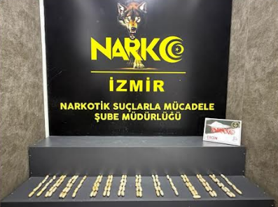 İzmir Narkotik Operasyonu: Havalimanında Mideden Eroin Çıktı! İzmir Adnan Menderes Havalimanı'nda midesinde 127 kapsül eroin taşıyan 2