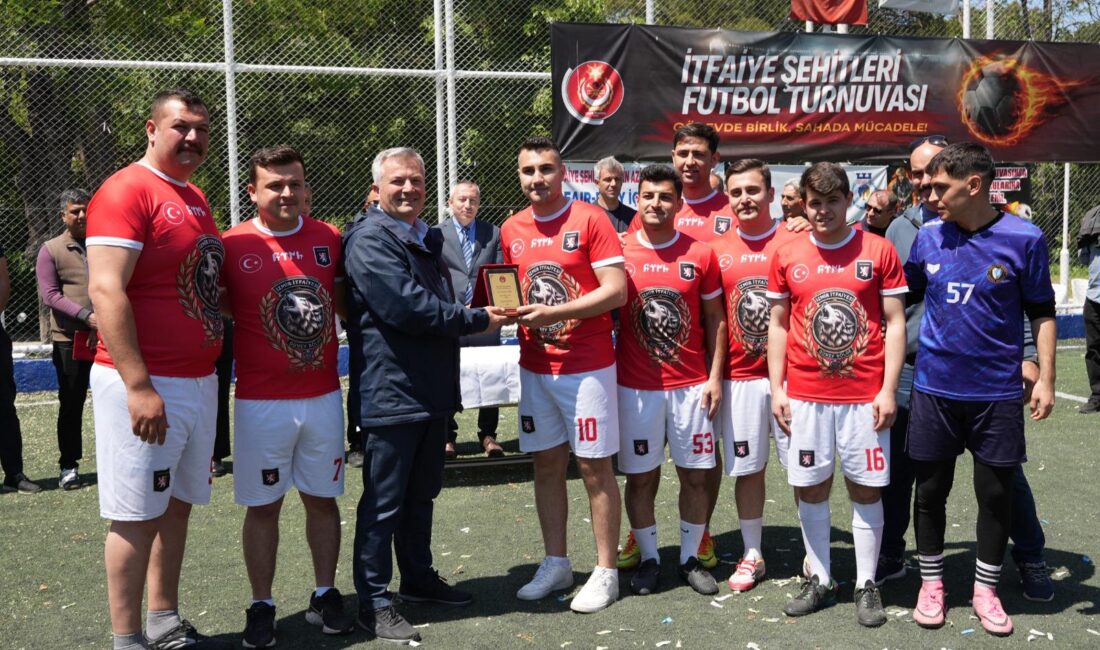 İzmir'de düzenlenen 4. Geleneksel İtfaiye Şehitleri Futbol Turnuvası şampiyonu belli