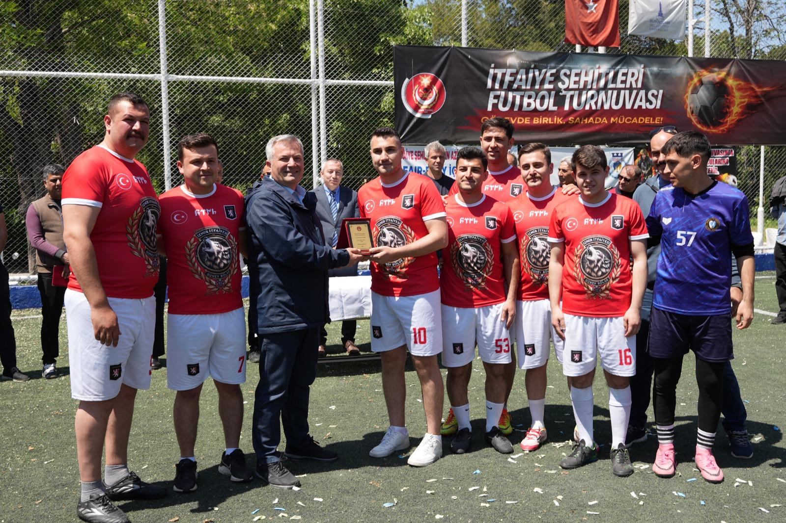 İzmir'de düzenlenen 4. Geleneksel İtfaiye Şehitleri Futbol Turnuvası şampiyonu belli