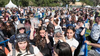 Kültürpark'ta düzenlenen İZKİTAP, binlerce İzmirlinin katılımıyla gerçek bir edebiyat festivaline