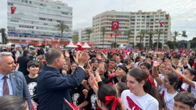 İzmir Cumhuriyet Meydanı'ndaki 23 Nisan töreninde 2 bin öğrenci bayraklarla
