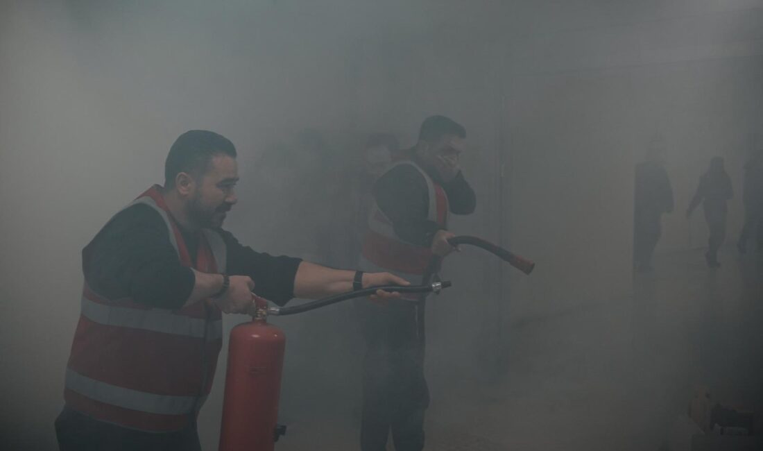 İzmir Büyükşehir Belediyesi, düzenlenen geniş kapsamlı tatbikatla personelin afetlere hazırlık