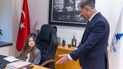 Başkan Tugay koltuğu Meryem ve Aras'a devretti. Minik başkanlar eğitim