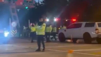 İzmir'in Menderes ilçesinde beton bariyerlere çarpan ve alev alan otomobilin