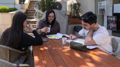 İzmir kütüphaneleri gençlerin favorisi oldu. Ücretsiz internet ve çorba hizmetiyle