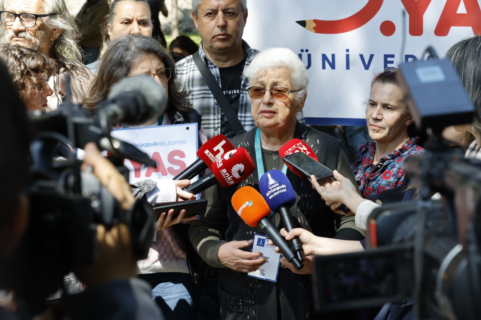 Meslek Fabrikası'nın tahliye edilmesine 3. Yaş Üniversitesi öğrencileri gözyaşlarıyla tepki