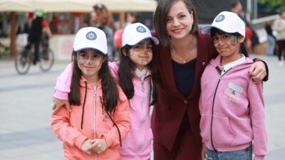 Karabağlar'da binlerce çocuk, Helil Kınay'ın katıldığı şenlikte sanat ve eğlence