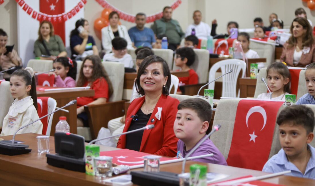 Helil Kınay, 23 Nisan'da makamını çocuklara devretti. Karabağlar Çocuk Meclisi'nde