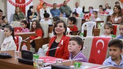 Helil Kınay, 23 Nisan'da makamını çocuklara devretti. Karabağlar Çocuk Meclisi'nde