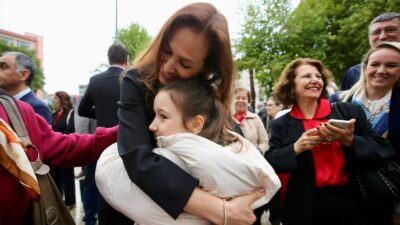 Karşıyaka'da 23 Nisan coşkuyla kutlandı. Başkan Ünsal koltuğu minik Defne'ye