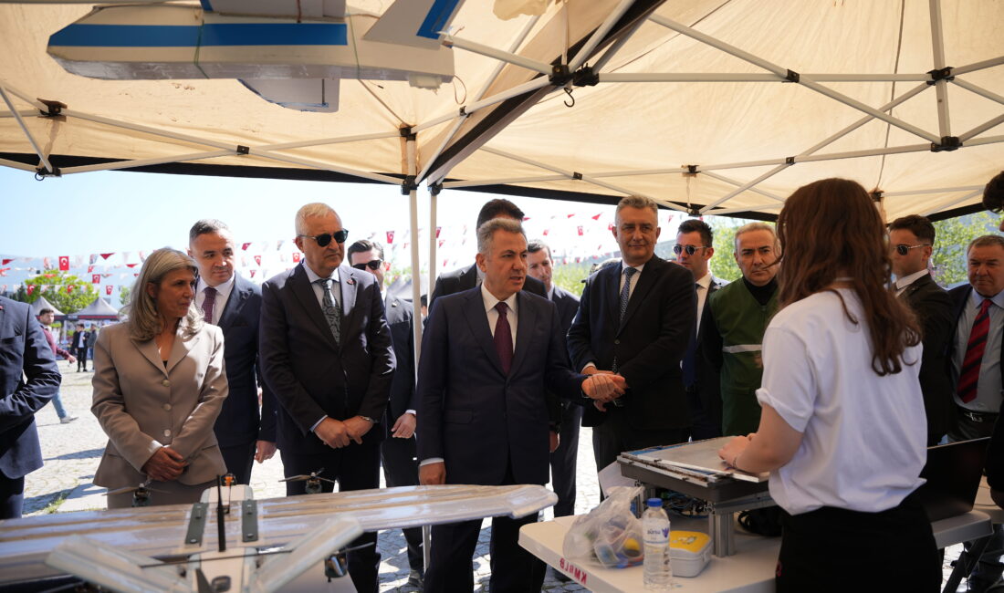 KOSBİFEST 2026'da İzmir Valisi Elban mesleki eğitim vurgusu yaparken, gençler
