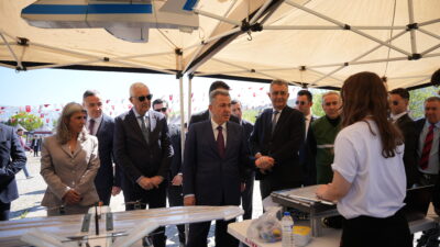 KOSBİFEST 2026'da İzmir Valisi Elban mesleki eğitim vurgusu yaparken, gençler
