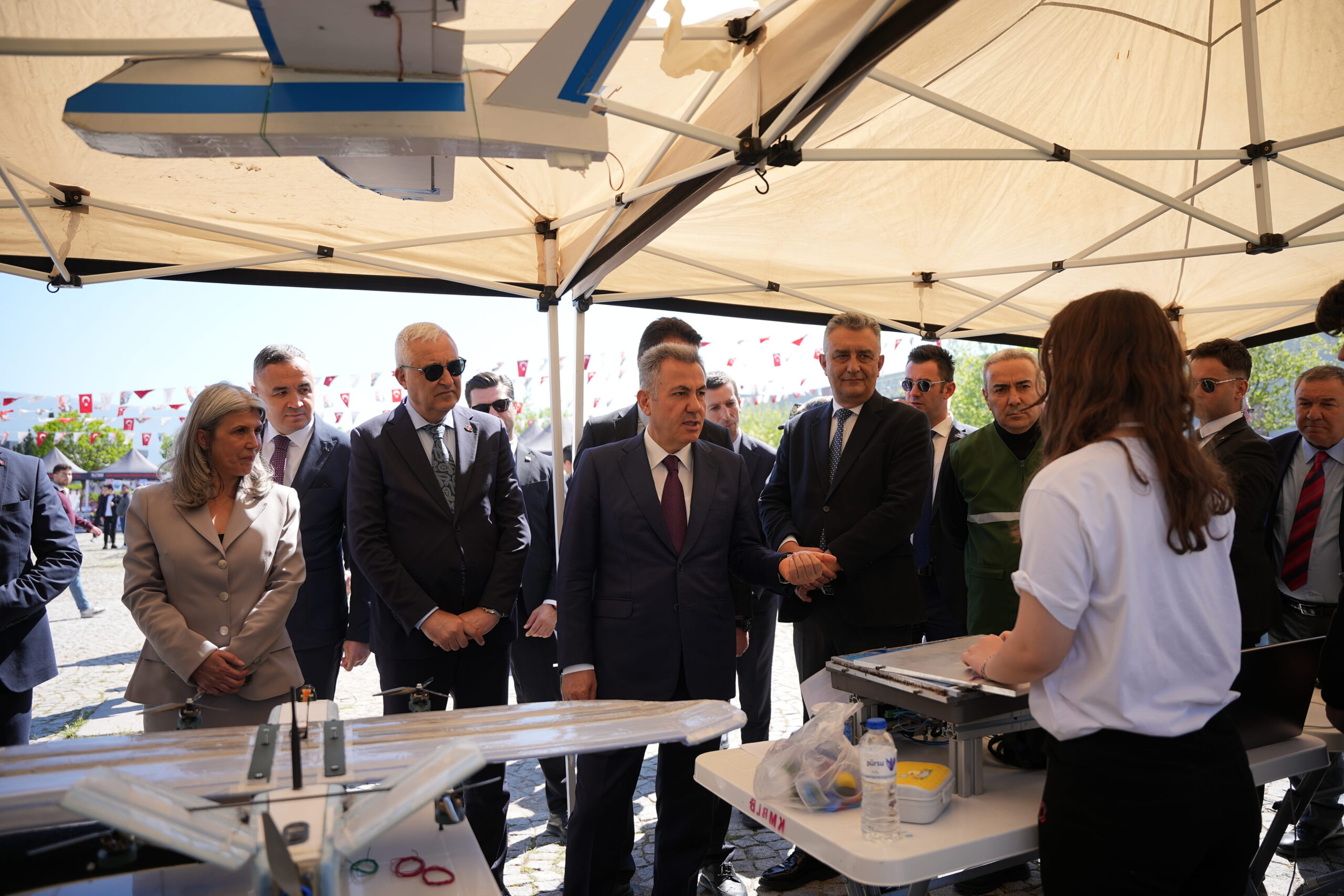 KOSBİFEST 2026'da İzmir Valisi Elban mesleki eğitim vurgusu yaparken, gençler