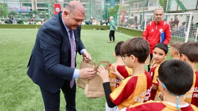 Menderes’te 23 Nisan coşkusu futbolla yaşandı; Başkan İlkay Çiçek’in başlama