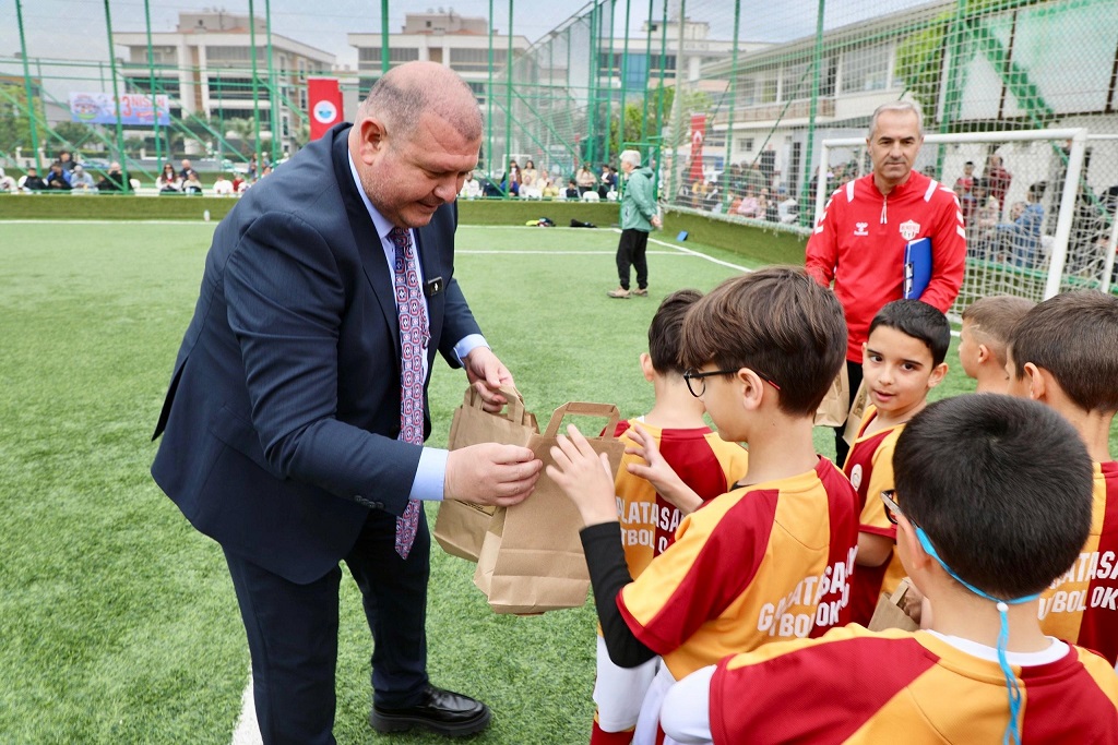 Menderes’te 23 Nisan coşkusu futbolla yaşandı; Başkan İlkay Çiçek’in başlama
