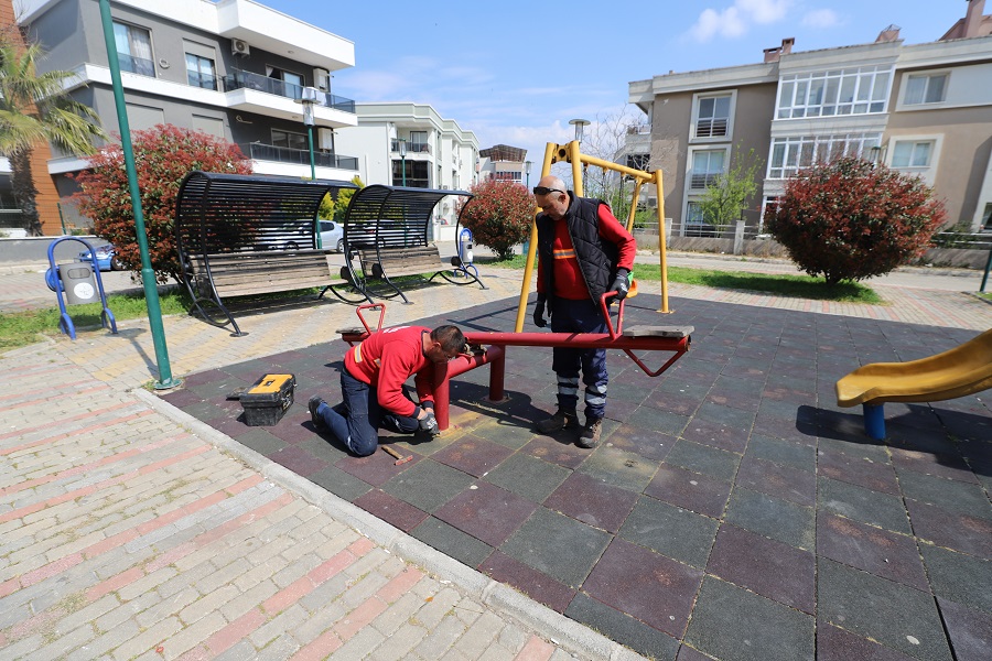 Menderes’te Tütüncüoğlu Parkı Yenilendi: Çocuklara Yeni Oyun Alanı Menderes Belediyesi Tütüncüoğlu Parkı'nı yeniledi. Başkan İlkay Çiçek, parklarda yenileme