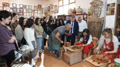 Menemen Belediyesi, Balıkesir Üniversitesi restorasyon öğrencilerini ağırlayarak tarihi mirasını tanıttı