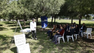 Binaya girişleri engellenen Meslek Fabrikası kursiyerleri, son derslerini çimlerde işleyip