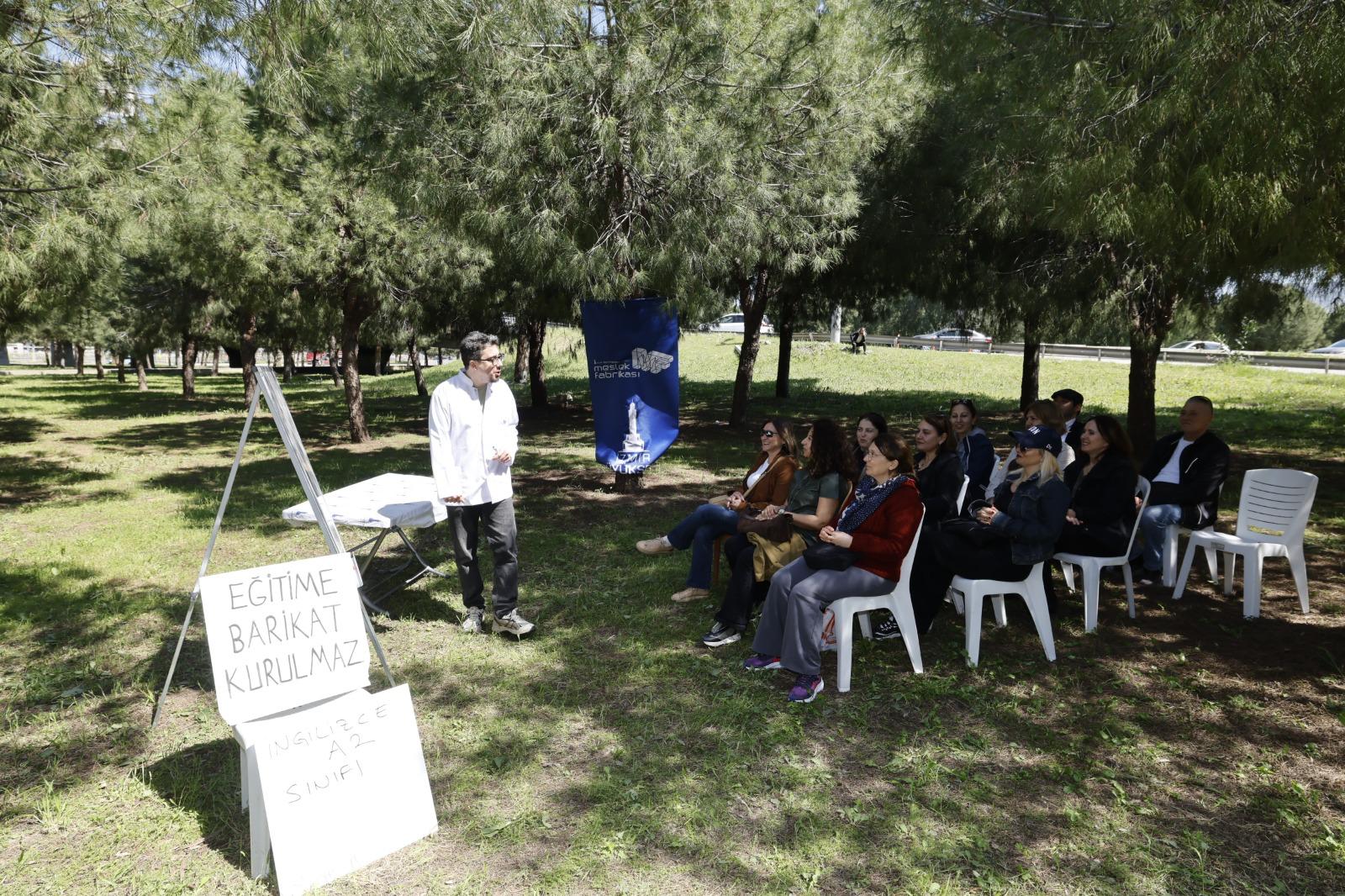 Binaya girişleri engellenen Meslek Fabrikası kursiyerleri, son derslerini çimlerde işleyip
