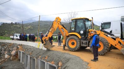 Milas'ta sağanak nedeniyle çöken köprü, Muğla Büyükşehir ekiplerince 26 saatte