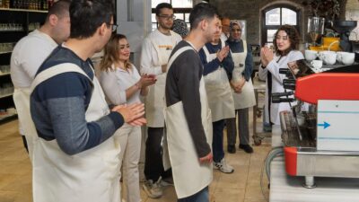 İzmir'de otizmli gençler barista eğitimiyle iş hayatına hazırlanıyor; istihdam kapıları