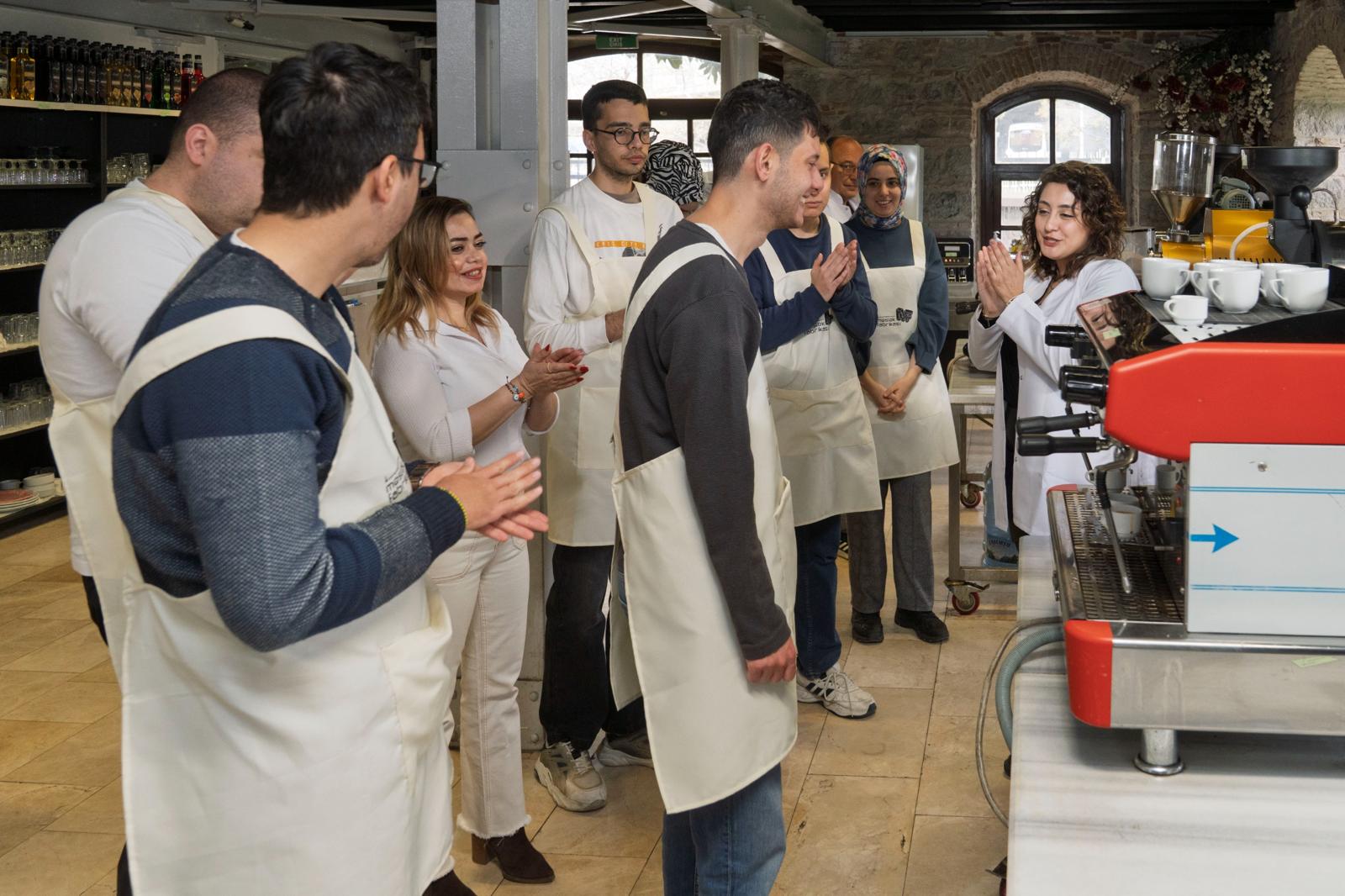 İzmir'de otizmli gençler barista eğitimiyle iş hayatına hazırlanıyor; istihdam kapıları