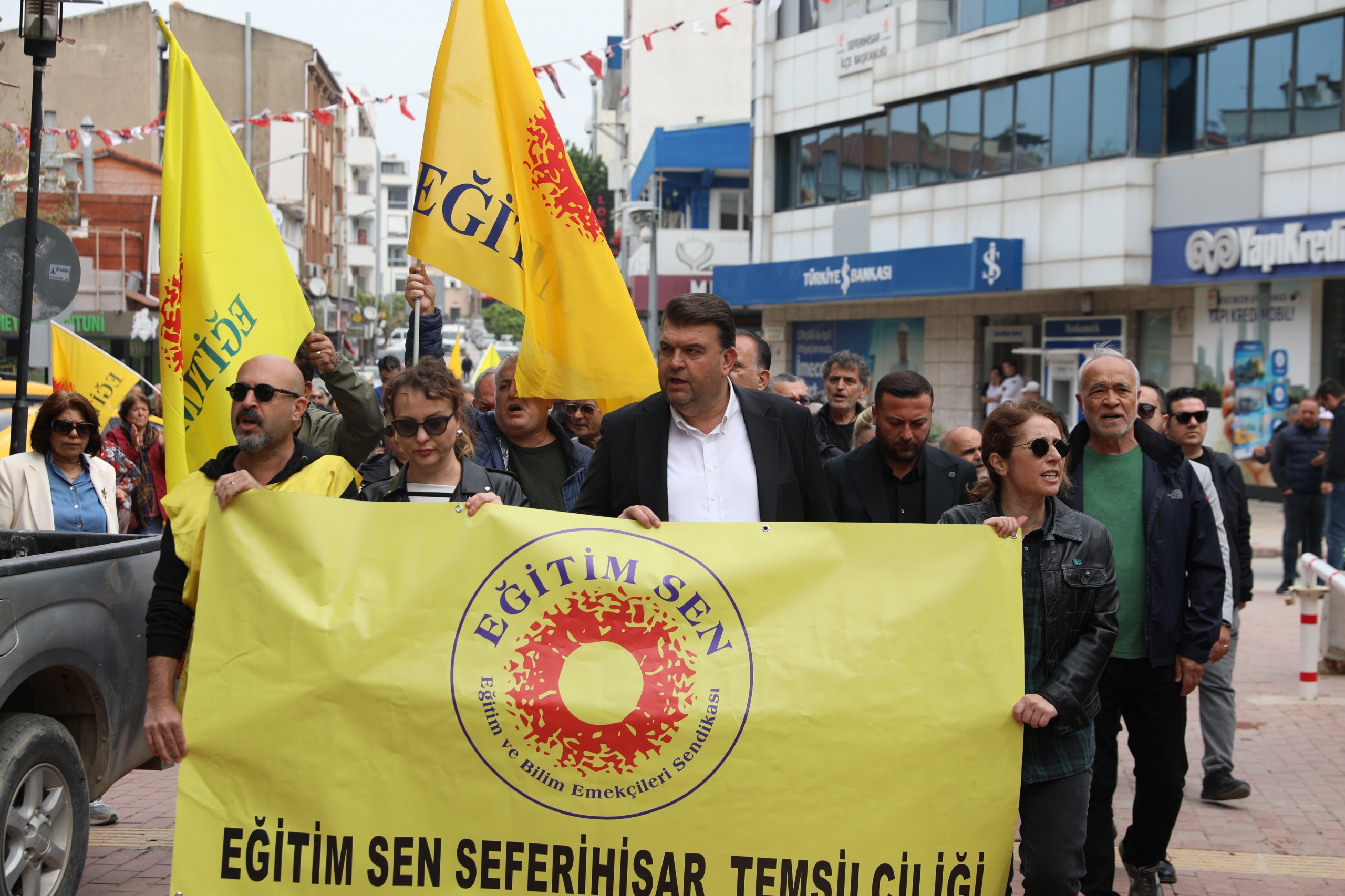 Seferihisar’da eğitimde artan şiddete karşı öğretmenler ve halk yürüdü; Belediye