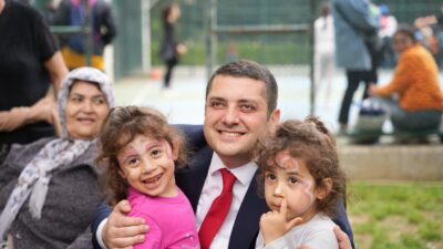 Torbalı'da 23 Nisan, çelenk sunma törenlerinden akşam tiyatrosuna uzanan dopdolu