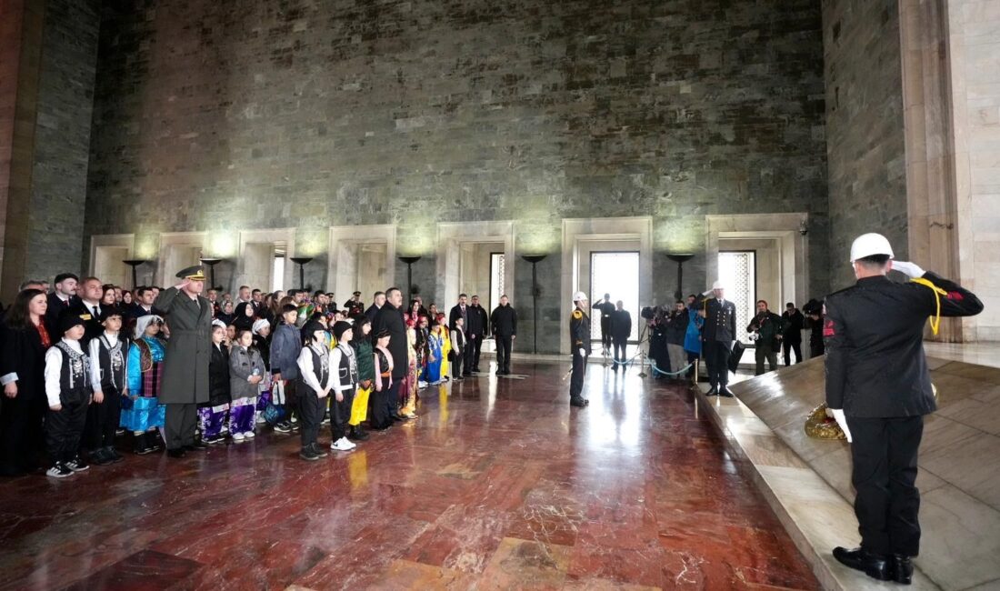 Bakan Yusuf Tekin, 81 ilden gelen çocuklarla Anıtkabir'i ziyaret ederek