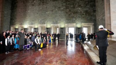 Bakan Yusuf Tekin, 81 ilden gelen çocuklarla Anıtkabir'i ziyaret ederek