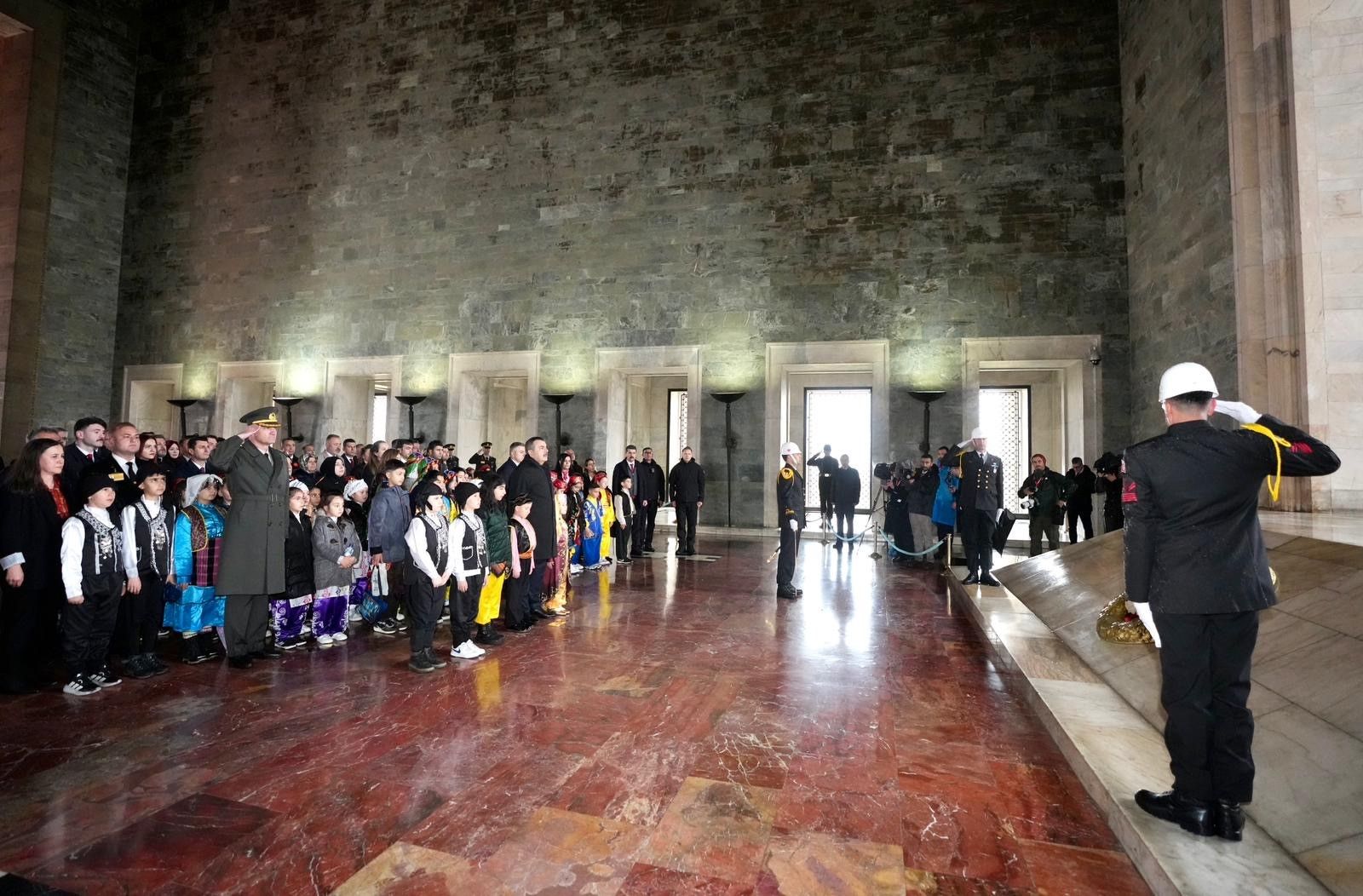 Bakan Yusuf Tekin, 81 ilden gelen çocuklarla Anıtkabir'i ziyaret ederek