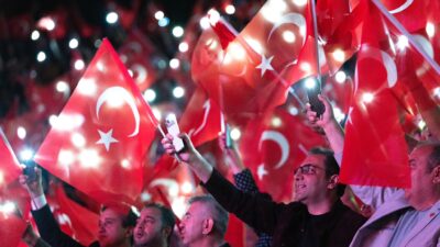 Balçova'da 19 Mayıs kutlamaları için binler amfi tiyatroya aktı! Onur