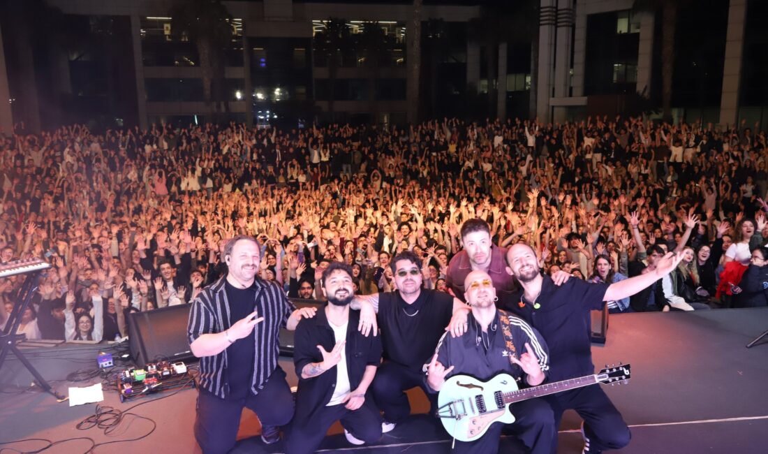 BakırçayFEST 26 kapsamında İzmir Bakırçay Üniversitesi’nde konserler, tiyatrolar ve etkinliklerle