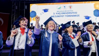 Balçova 3. Yaş Üniversitesi mezuniyet töreninde kep atma seremonisi ve