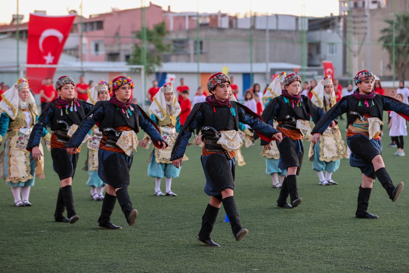 Buca’da yüzlerce kişi “Atam İzindeyiz” yazdı
