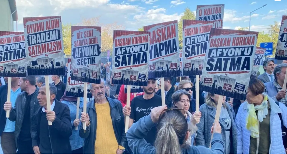 Burcu Köksal istifa protestosu Afyon'u karıştırdı! "Başkan yapma" sloganlarıyla belediye