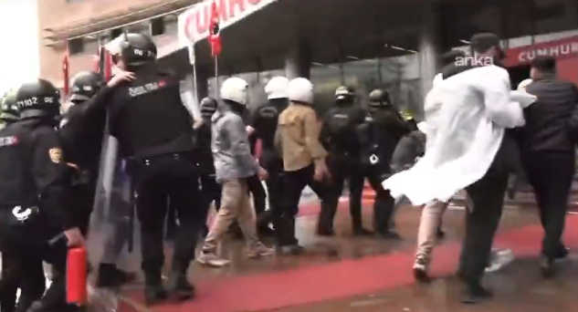 CHP Genel Merkezi’nde tahliye krizi büyüdü! Polis müdahalesi, arbede ve