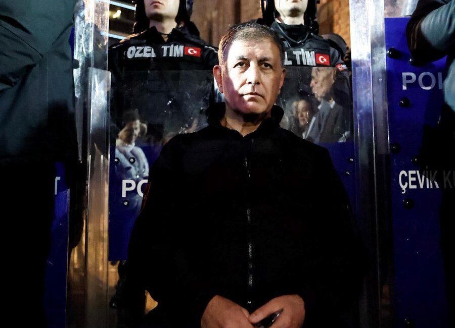 Cemil Tugay’dan CHP Genel Merkezine yapılan müdahaleye sert çıkış! “Boyun