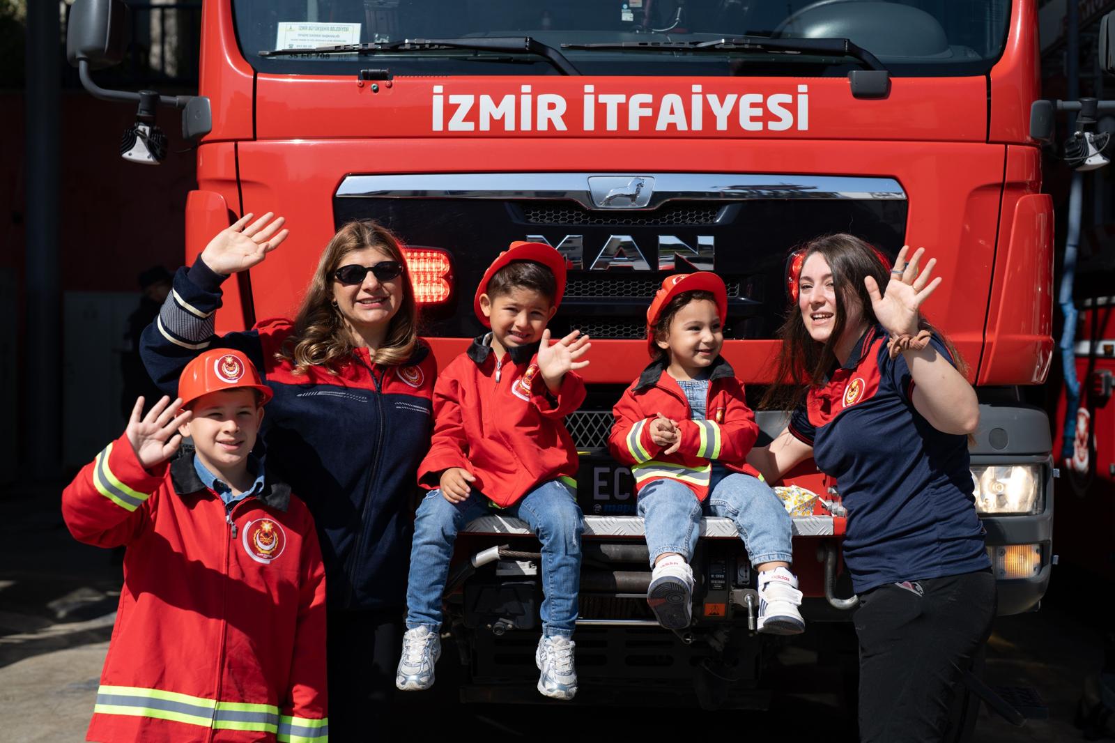 İtfaiyeci anneler İzmir'de alevlerle savaşırken evlat hasretiyle yanıyor! 24 saatlik