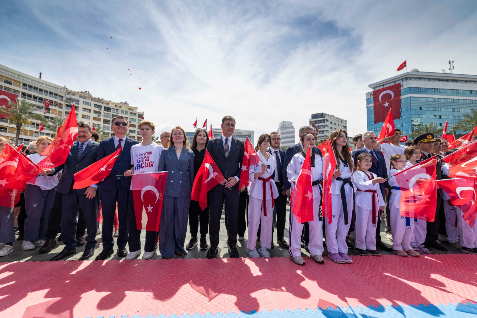 İzmir’de 19 Mayıs coşkusu Her yer Türk bayrağı, her yer Atatürk