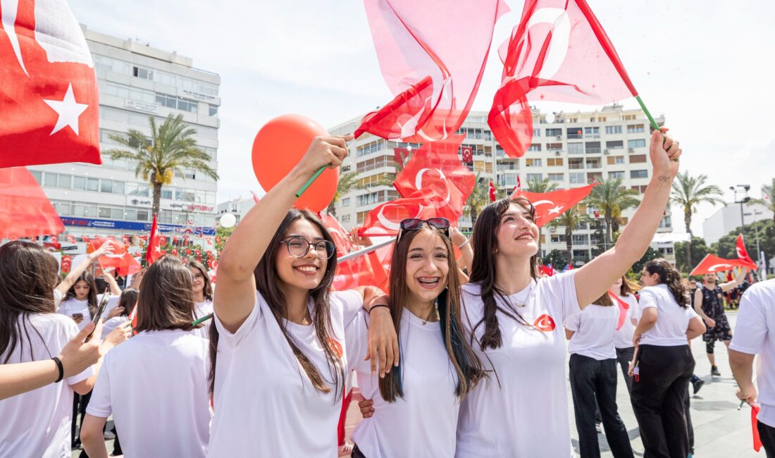 İzmir 19 Mayıs kutlamaları nefes kesti! Binadan halatla atlayan dağcıların