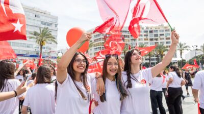 İzmir 19 Mayıs kutlamaları nefes kesti! Binadan halatla atlayan dağcıların
