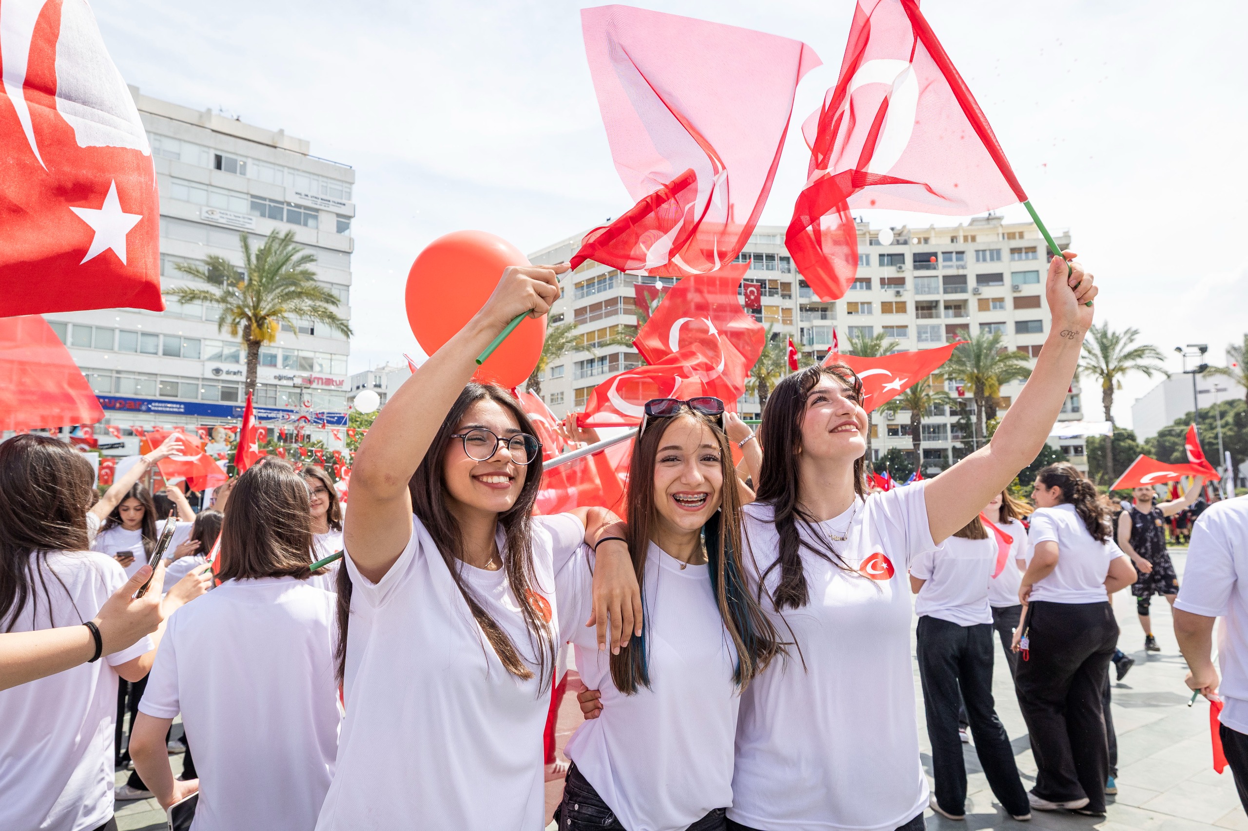 İzmir 19 Mayıs kutlamaları nefes kesti! Binadan halatla atlayan dağcıların