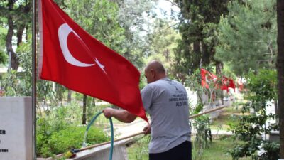 İzmir’de Kurban Bayramı öncesi mezarlıklarda bakım ve temizlik çalışmaları hız
